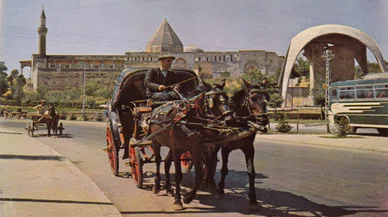 Konya'nın 55 yıl önceki fotoğrafı ortaya çıktı! Atlı arabalar, beton şemsiye ve daha fazlası...