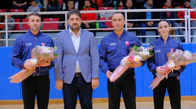 Konya'da maç öncesi hakemlere çiçek