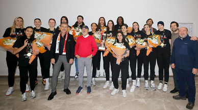 Şampiyon Eczacıbaşı coşkuyla karşılandı