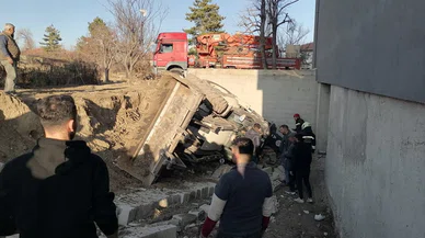 Konya'da talihsiz kaza! Devrilen kepçenin altında kaldı...