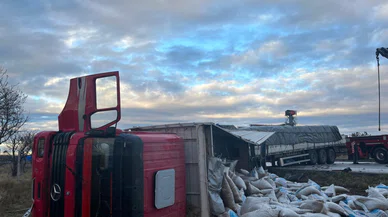 Konya'da feci kaza! Kamyon ile tır çarpıştı... Yaralılar var