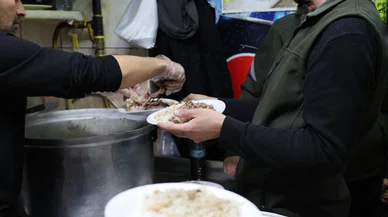 Konya'da alkışlanacak hareket! Kapı Camisinde meczuplara yemek dağıtıyor...