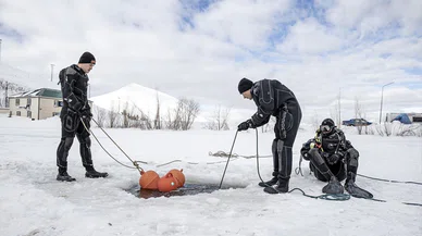 Buz tutmuş gölete dalıp ceset çıkardılar! Sak timleri iş başında...