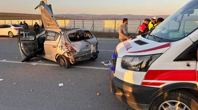 İki otomobil çarpıştı, biri devrildi... Yaralılar var...