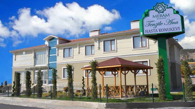 Hasta yakınlarını ağırlıyor...