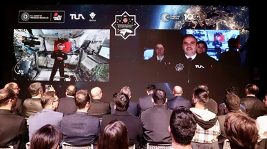 Türkiye'nin ilk astronotu Gezeravcı'dan, uzayda "TEKNOFEST pozu"