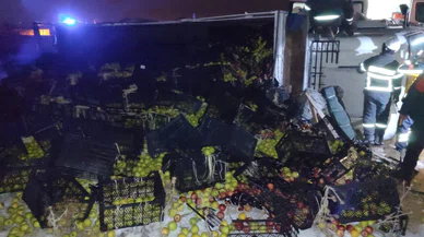 Konya'da elma yüklü kamyonun hazin sonu! Bakın nasıl devrildi...