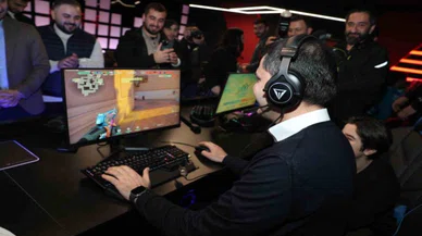 Murat Kurum, gençlerle playstation oynadı