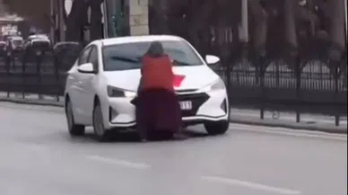 Konya'da, kimliği belirsiz bir kadının tuhaf davranışları trafiği alt üst etti!