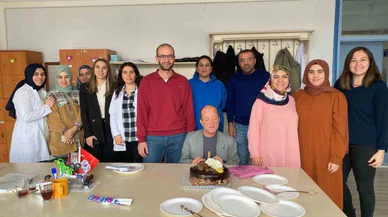 Görme engelli öğretmene meslektaşlarından doğum günü sürprizi!