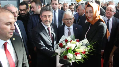 Bakan yumaklı kayseri'de çiftçilerle buluştu: Fidan dağıttı, sorunları dinledi!