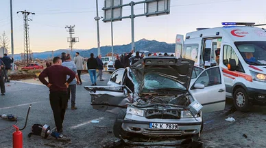 Seydişehir'de kazada otomobilde sıkışan sürücüyü itfaiye ekipleri çıkardı