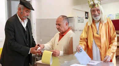 Yöresel kıyafet ve kral kostümüyle oy kullandılar
