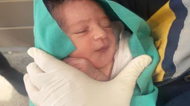 Yeni doğmuş bebek cami avlusunda terk edildi