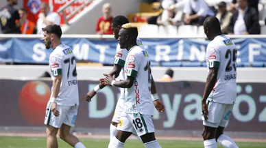 Konyasporlu Ndao çok mutlu! Ligde kalmayı hak ediyoruz