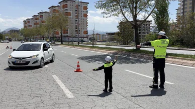 23 Nisan'da Trafik Polisi olan çocuklar sosyal medyada büyük beğeni topladı