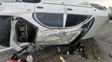 Konya'da devrilen otomobildeki 3 kişi yaralandı