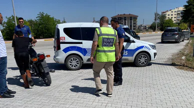 Korkunç kaza! Plakasız motosiklet sürücüleri asfalta savurdu: 2 hayat sönmek üzere