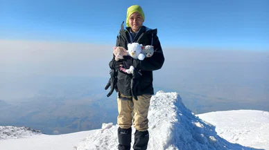 Genç kız ağrı dağına bakın nasıl tırmandı!