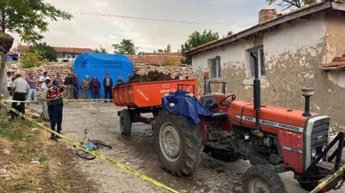 Küçük çocuk traktöre sıkıştı! Feci bir şekilde can verdi...