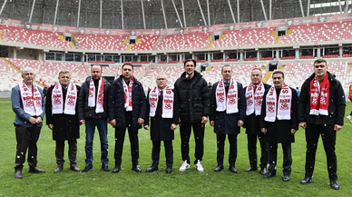 Sivas protokolü Konyaspor maçı öncesi takımı ziyaret etti!