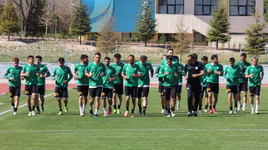 1922 Konyaspor, ligde kalma maçı için yola çıkıyor