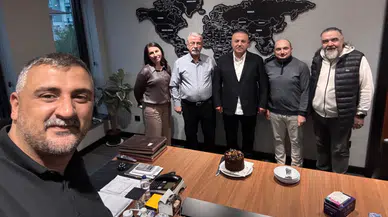 Fatih Şeker yeni yaşını çalışma arkadaşlarıyla kutladı!