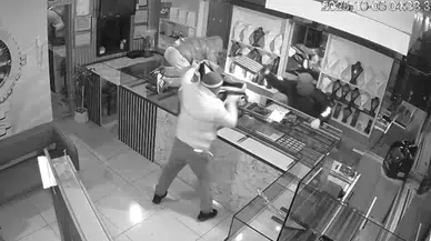 Kuyumcu soygunu! 1 dakikada 3 kilo altını çaldılar