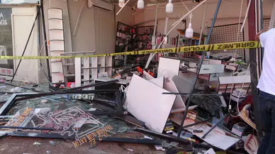 Hafriyat kamyonu iş yerlerine daldı: 4 iş yeri kullanılamaz hale geldi