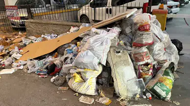 Konteynerler doldu taştı! Kötü kokular mahalleyi sardı