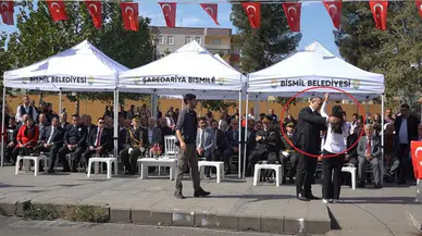 İstiklal Marşı’nı okurken ağlayan öğrenciyi, kaymakam teselli etti