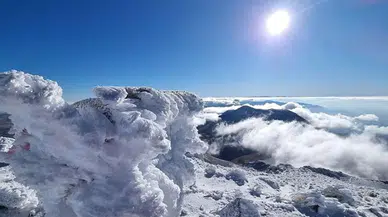 Hasan Dağı’nın zirvesine yağan kar, kartpostallık görüntüler ortaya çıkardı