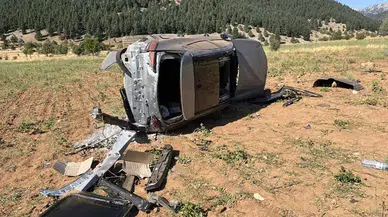 Konya'da otomobil tarlaya devrildi, 2 kişi yaralandı