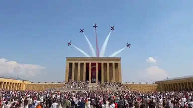 Anıtkabir'de gözler göklerde