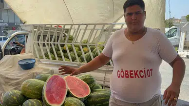 Karpuz satarken göbek atan genç sosyal medyada fenomen oldu!