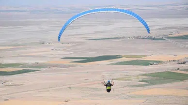 Karapınar’da Yamaç Paraşütü Mesafe Yarışmaları Devam Ediyor