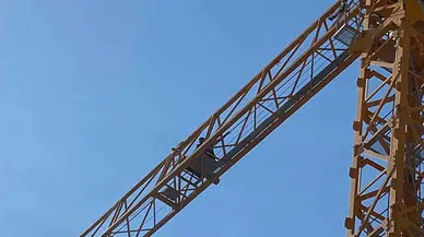 İntihar girişimi! Parasını alamadığını iddia eden işçi kule vince çıktı