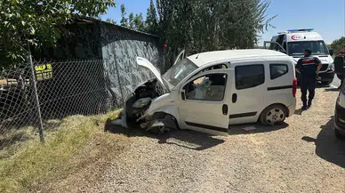 Konya'da kaza! Lastiği patlayan araç bariyerlere çarptı!