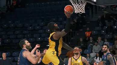 Konya Büyükşehir evinde galibiyet için parkede