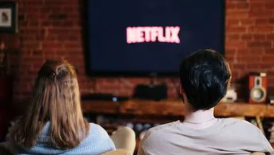 İşte bir oturuşta izleyip bitireceğiniz dizi ve filmler! Hafta sonu izleyebileceğiniz en iyi dizi ve filmler...