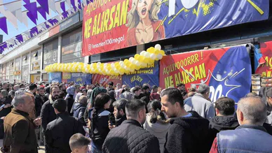 İndirim arbedeye neden oldu! Birbirlerini böyle ezdiler