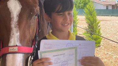 Karne Gününe Damga Vurdu: Okula Atla Geldi, Karnesini At Üzerinde Aldı!