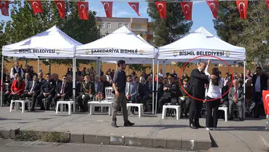 İstiklal Marşı’nı okurken ağlayan öğrenciyi, kaymakam teselli etti