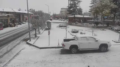 Aksaray'da kar sevinci! Sokaklar beyaza büründü