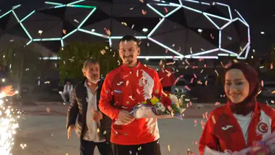 Tarih yazan Konyalı milli sporcuya coşkulu karşılama