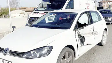 Kontrolden çıkan otomobil karşı şeride geçerek kazaya neden oldu!