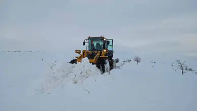 Sivas'ta yollar kardan kapandı, Konya'da yağış yok!