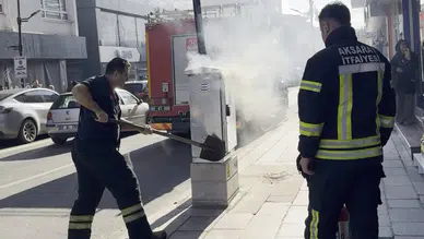 Kaldırımdaki trafo alev aldı, cadde dumanla kaplandı