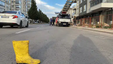 Ev taşıyan nakliyecilerin ilginç önlemi trafikte şaşkınlık yarattı!