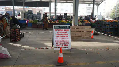 Pazarda asayiş uygulaması! Yönetmeliğe uymayan esnafın tezgahı kapatıldı